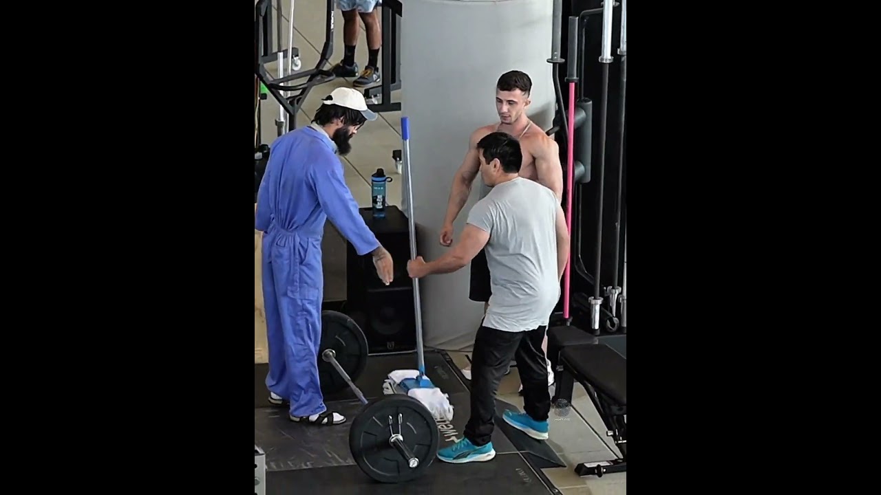 They were shocked to see him easily throw 55kg into the air #fyp #frank #anatolyprank #gym #foryou
