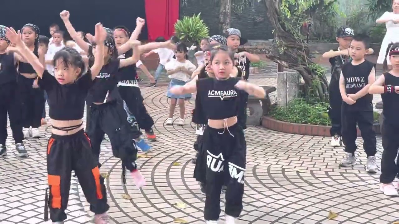 Mia nhảy we will rock you