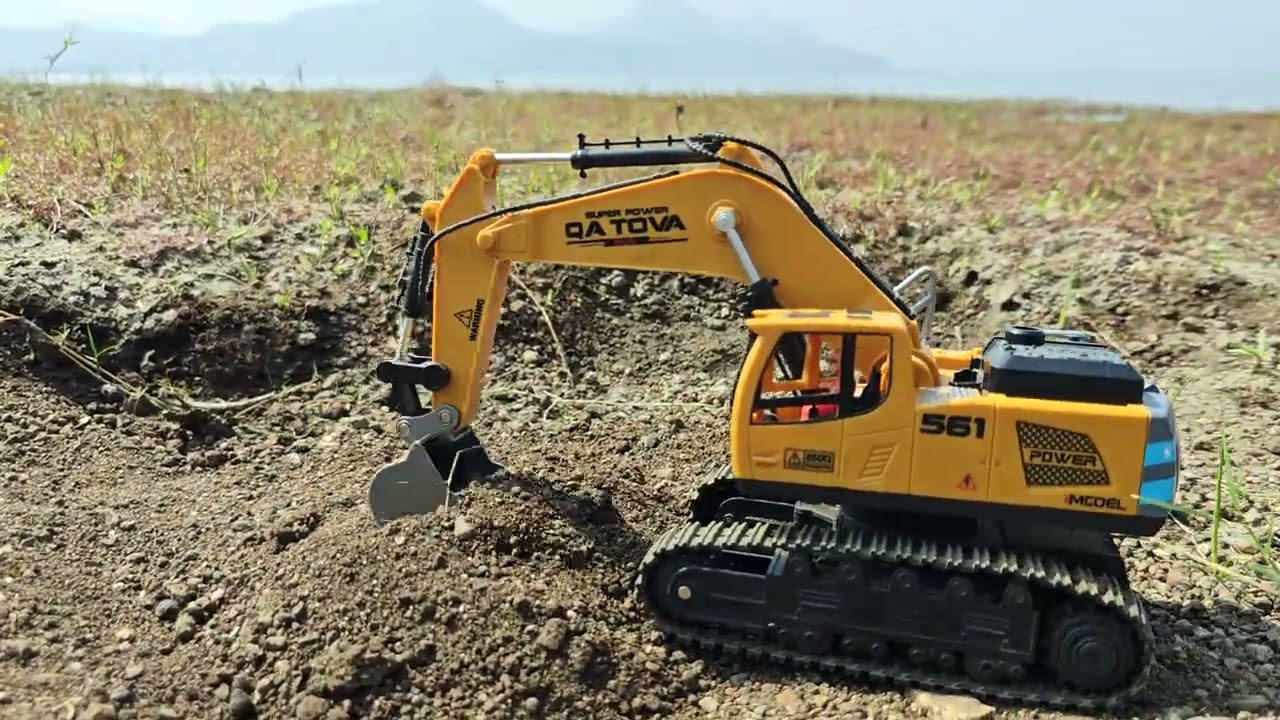 RC Excavator Digging in the Dirt | DA TOVA 561 Remote Control Construction Toy 🚧 - New New Toys 
