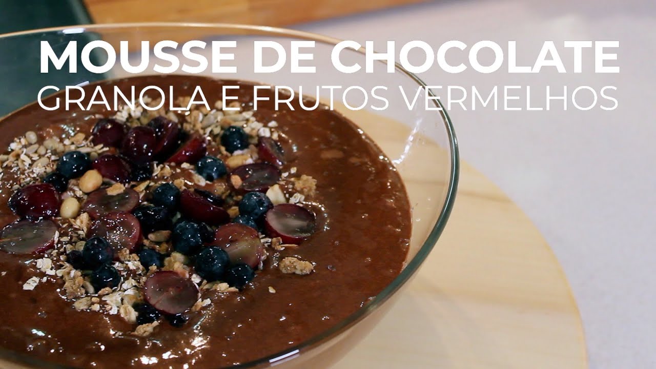 Mousse de chocolate com granola e salada de frutas