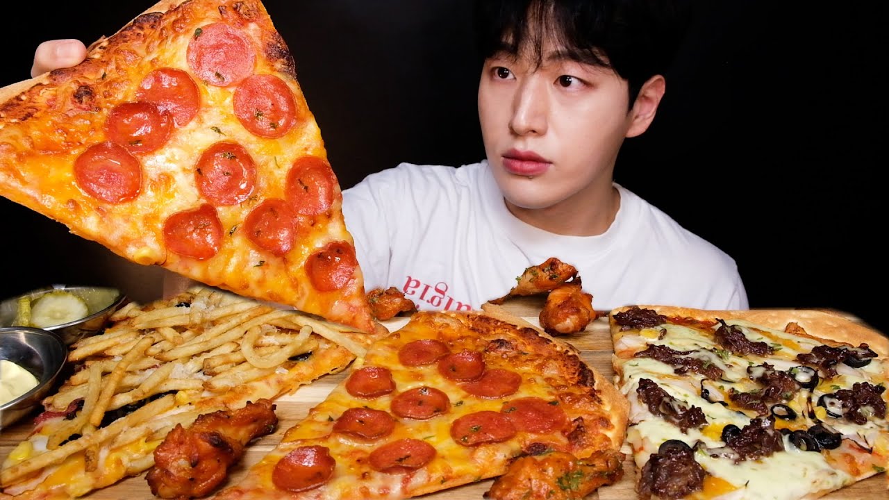커다란 피자 세 조각 먹방(feat.버팔로윙) / GIANT PIZZA & CHICKEN WINGS MUKBANG