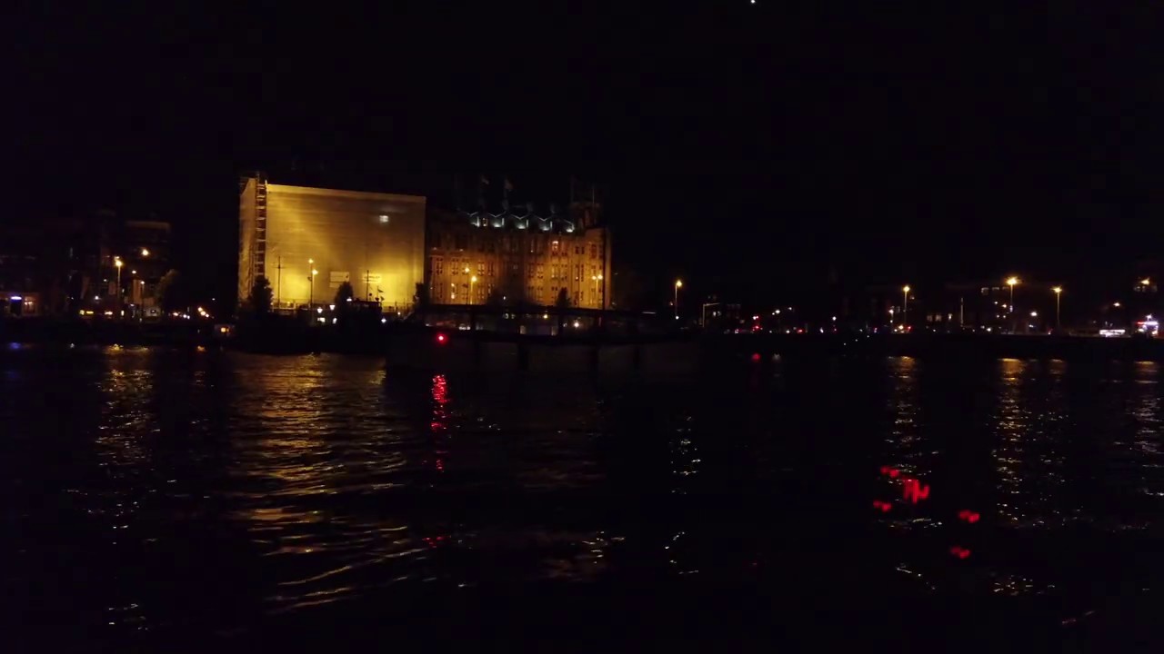 Amsterdam by Night. Mit dem Boot durch die Grachten von Amsterdam bei Nacht.