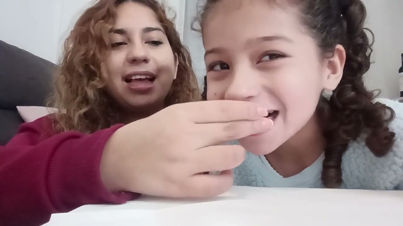 NEREA Y LISBETH/ PROBANDO COMIDA!!! 