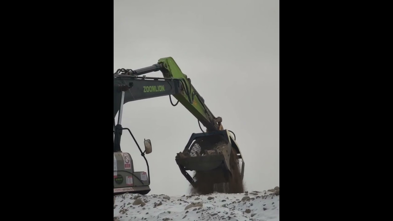 Screening bucket, water and land dual-purpose sand and stone screening