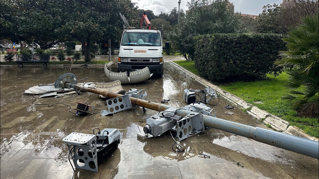 Paura a piazza Municipio: si schianta un grande palo 
