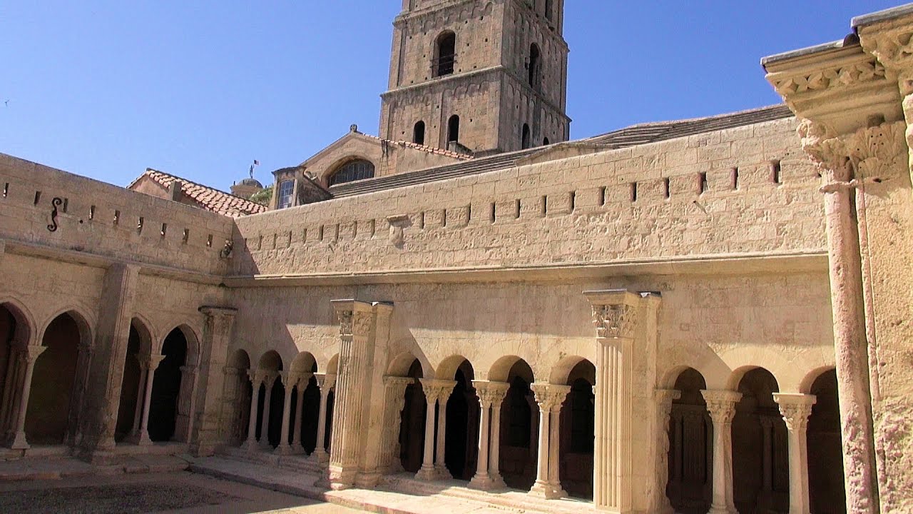 Arles: Cloître Saint-Trophime (Cloister of St. Trophime), France Provence [HD] (videoturysta.eu)