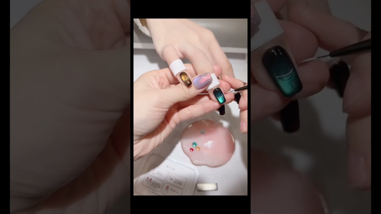Magnetic chrome nails that shift color with every move 💎 