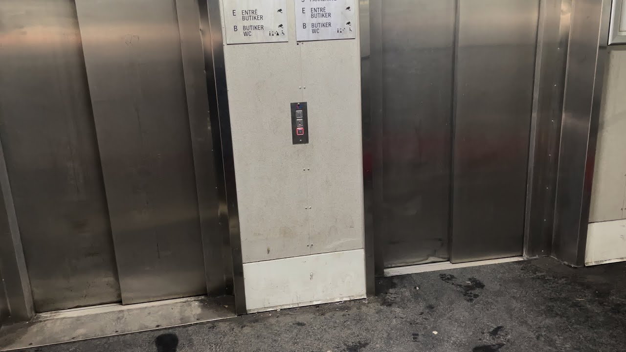 Vinga Hiss Traction Elevator at Pallas Shopping Mall in Borås