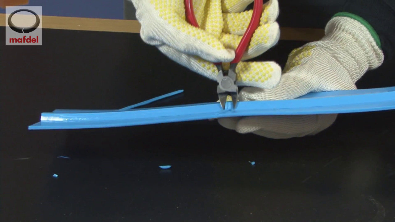 End-to-end welding of a guided flat belt - MAFDEL