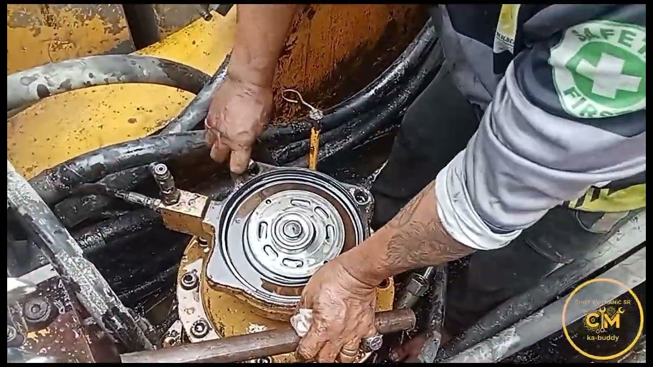 (Hyundai 3000-LC) Backhoe Swing Motor- Oil Seal Replacement.#truckmechanic #lifestyle #subscribe 