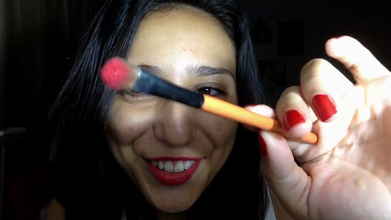ASMR 💄 MAQUIANDO VOC&Ecirc; (tapping, voz suave, toque na tela)