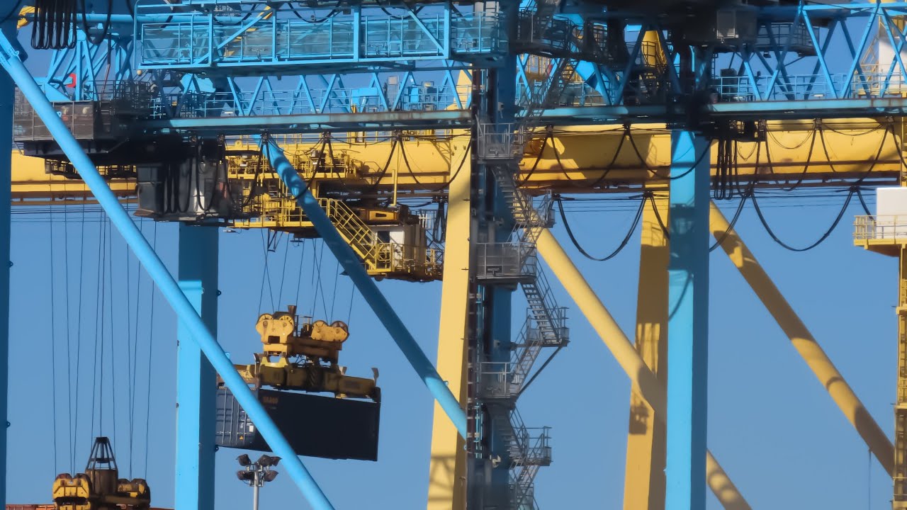 Amazing Gantry, cranes and straddle carriers ￼