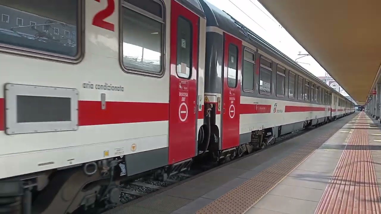 Intercity in arrivo alla stazione di Torino porta Nuova