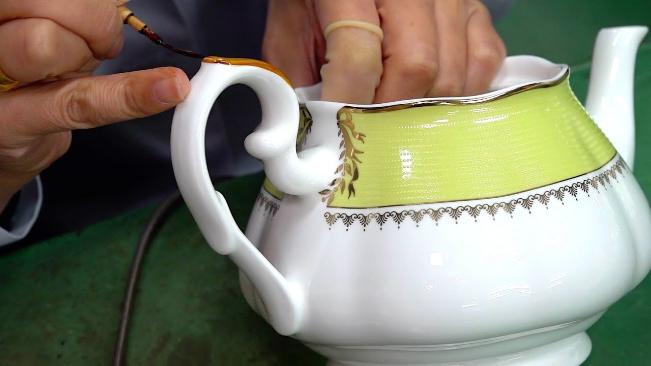 Процесс изготовления чайника и чашки сложной ручной работы. Корейская керамическая фабрика