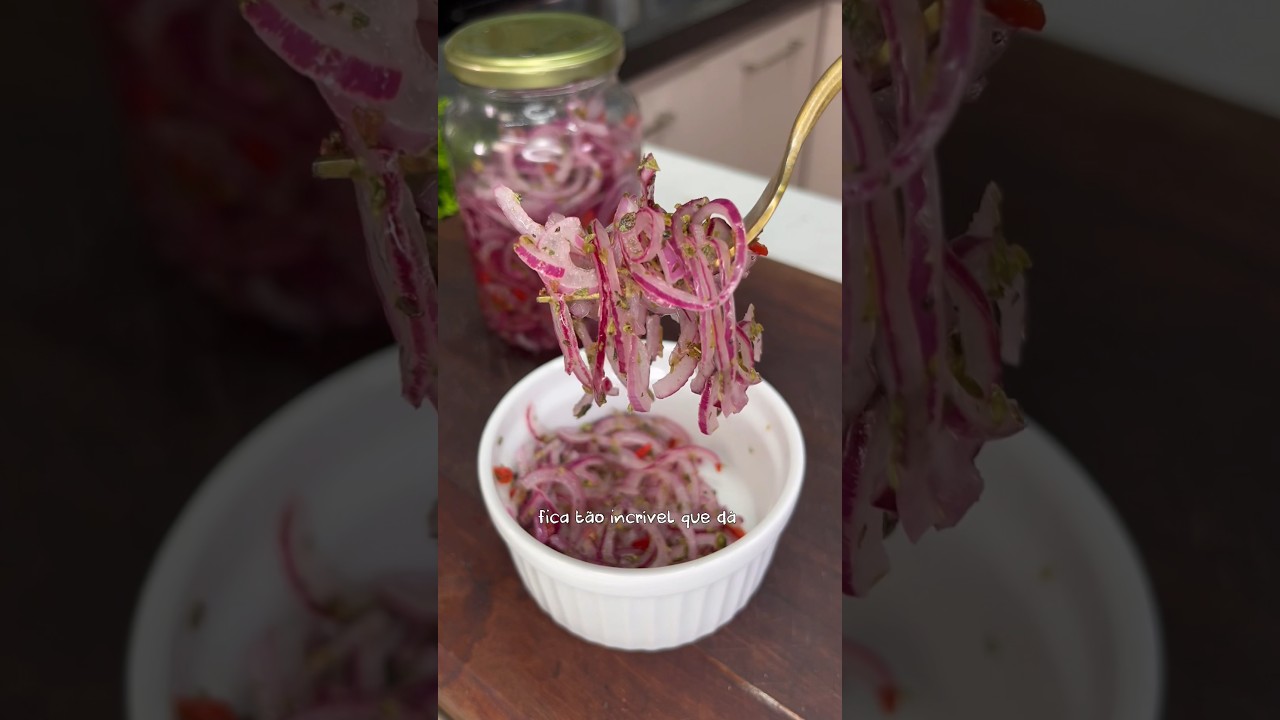 Essa cebola em conserva fica t&atilde;o incr&iacute;vel que at&eacute; d&aacute; para comer pura! #receitas #siltuzzi