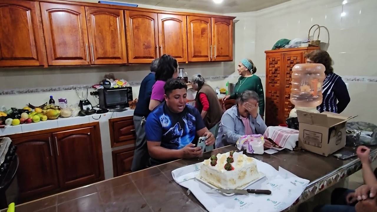 Hoy mi papá Romulo, cumple 97 años de vida,  y la familia lo festejamos con rico pastel.