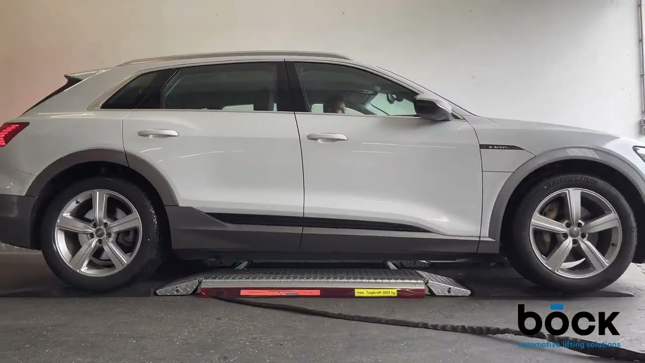 How to lift a Audi Q7 e-tron with a rubber block from B&ouml;ck