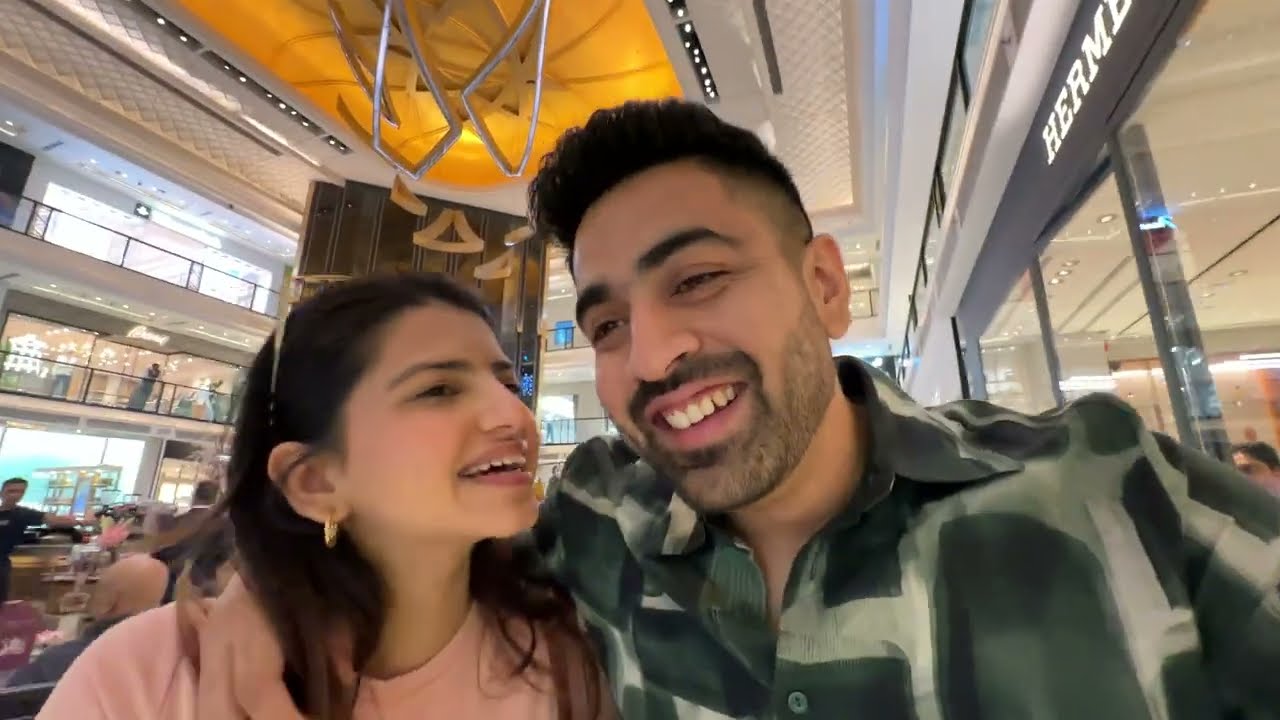 Fiancé ke Liye Special Surprise in Airport 😍