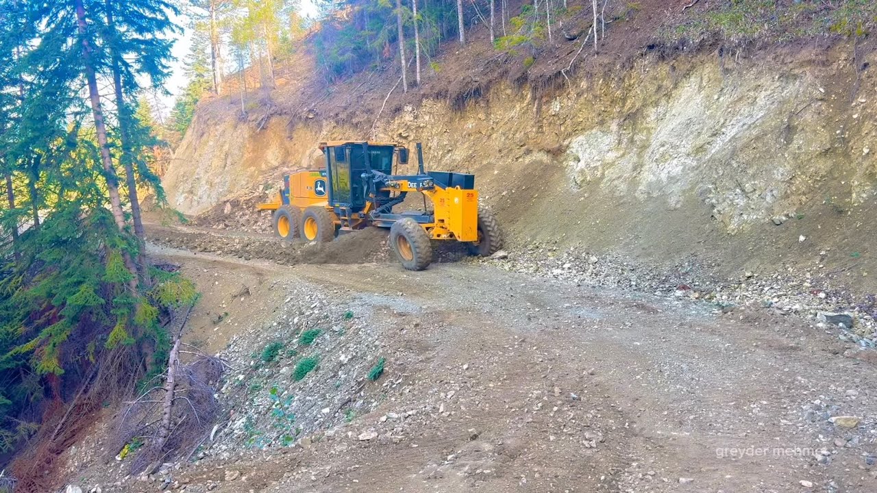 Prace na dużym dystansie na zboczach i poziomowanie r&oacute;wniarki John Deere 670 GP  #r&oacute;wniarka #deere
