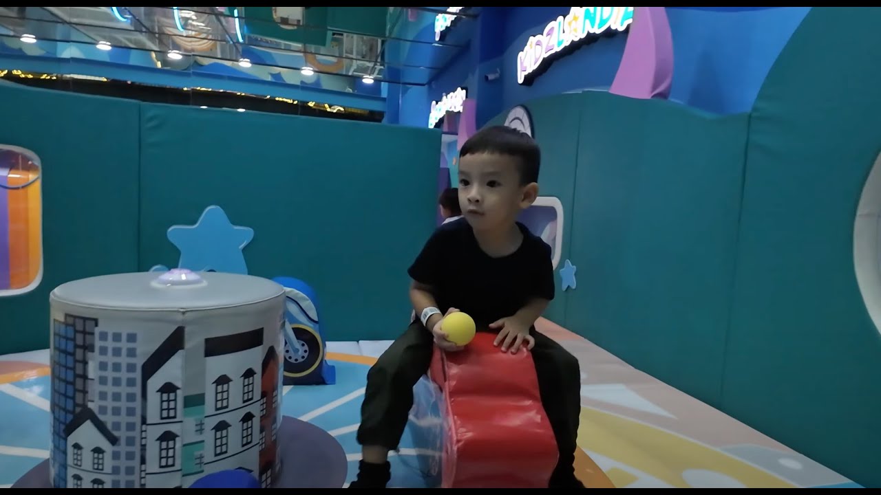 BERMAIN DI PLAYGROUND KIDZLANDIA MALL GRAND INDONESIA