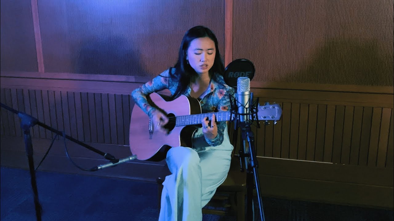 Sarah Kinsley - Caught Up In A Dream (Acoustic)