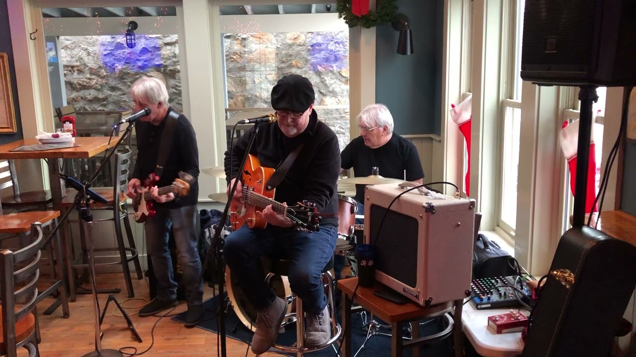 Butch McCarthy and Zorros Blancos play Secret Agent Man at Rose Alley in New Bedford (12/24/22)