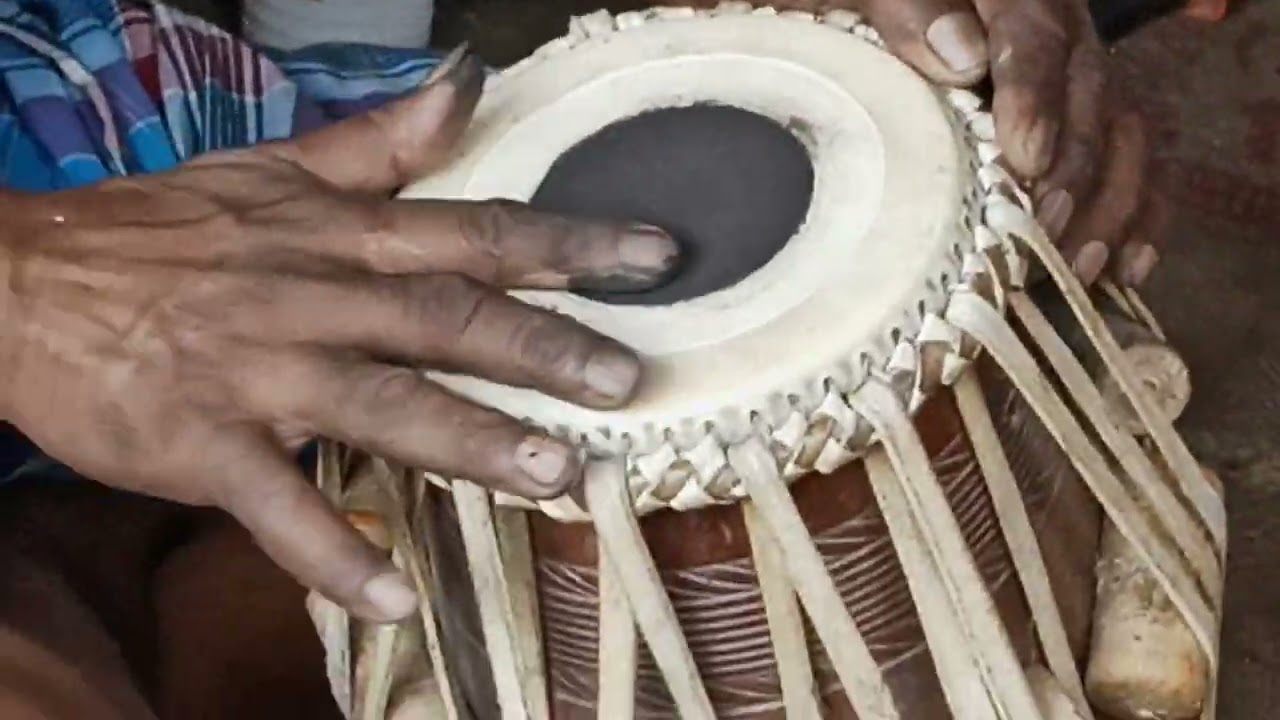 গাব তৈরিতে ব্যস্ত তবলার অভিজ্ঞ মিস্ত্রি  /কঠোর পরিশ্রমে তৈরি হয় এই গাব