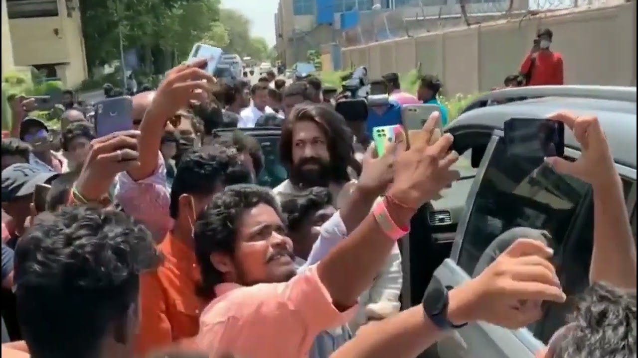 KGF Chapter 2 Promotion in Tamilnadu | Rocking Star Yash Fans craze in Tamilnadu | Prashanth Neel