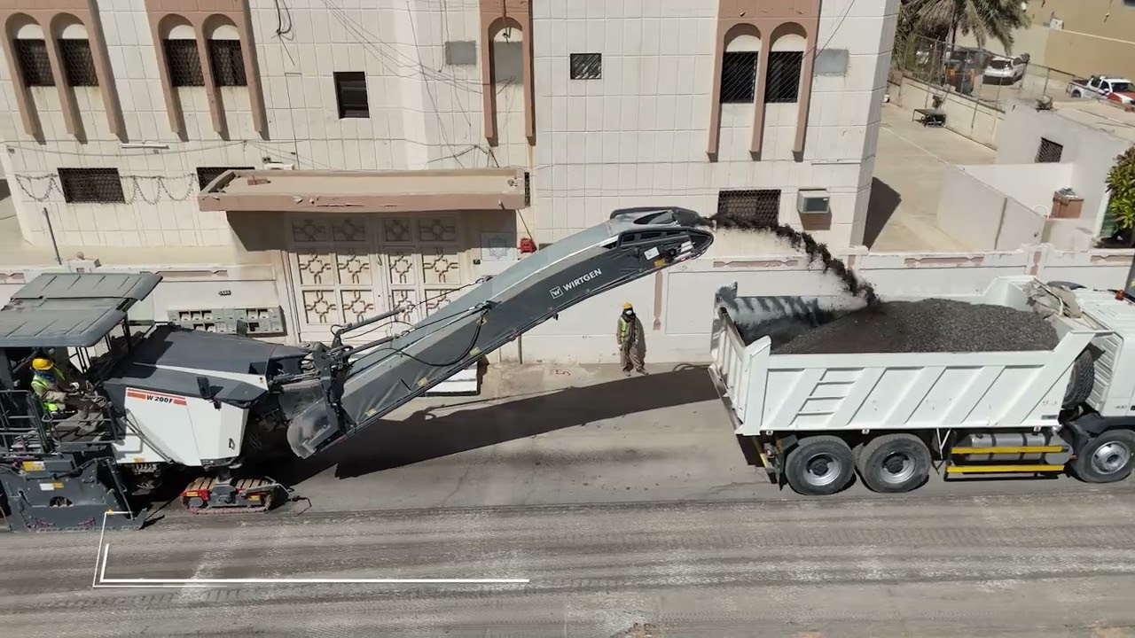 تقرير مصور عن اعمال صيانه الطرق لقطاع وسط الرياض اعمال كشط وسفلتة منطقة 370420