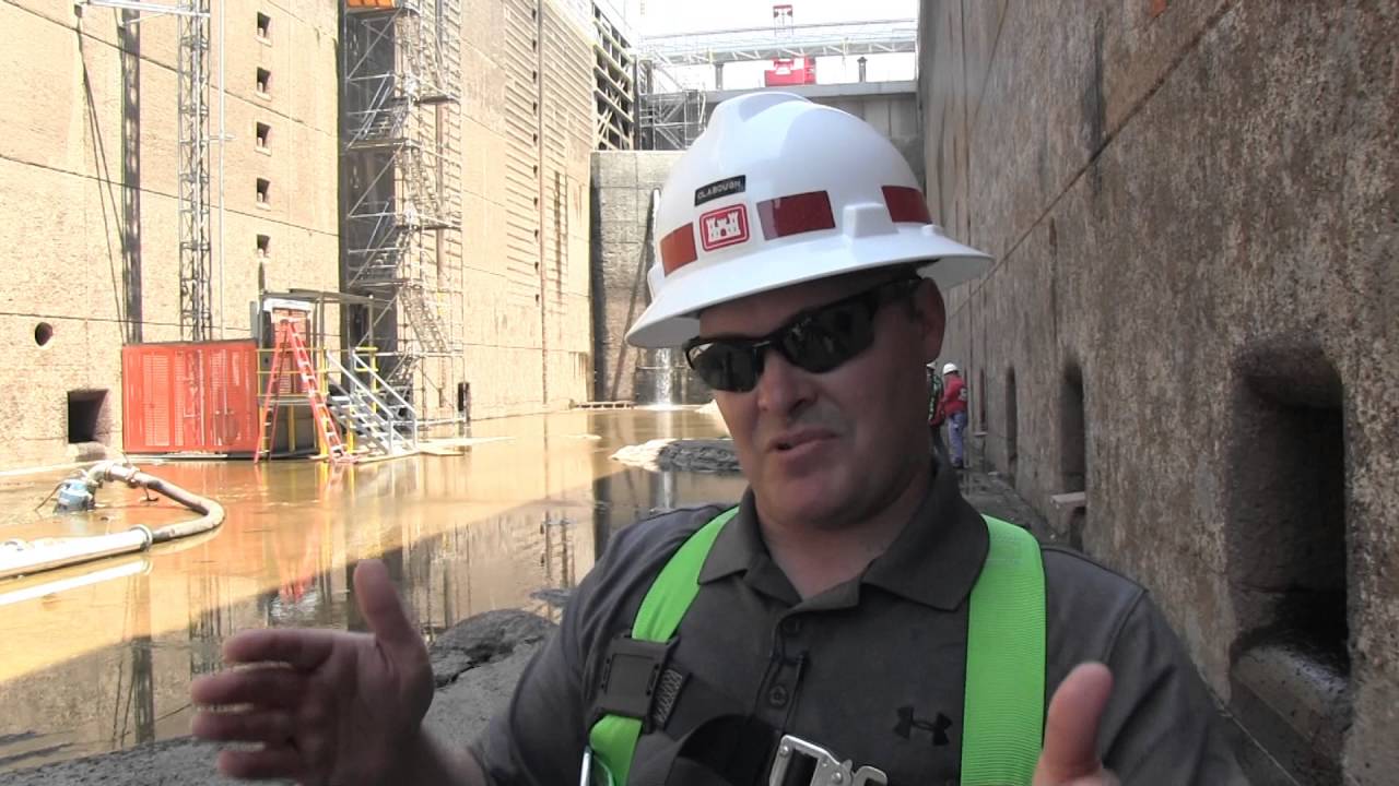 Mechanics pump out Chickamauga Lock for repairs