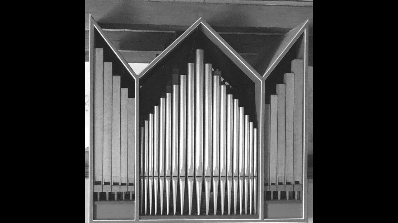 Volker Scheibe spielt an der Paschen-Orgel in St. Laurentius Dagebüll-Fahretoft