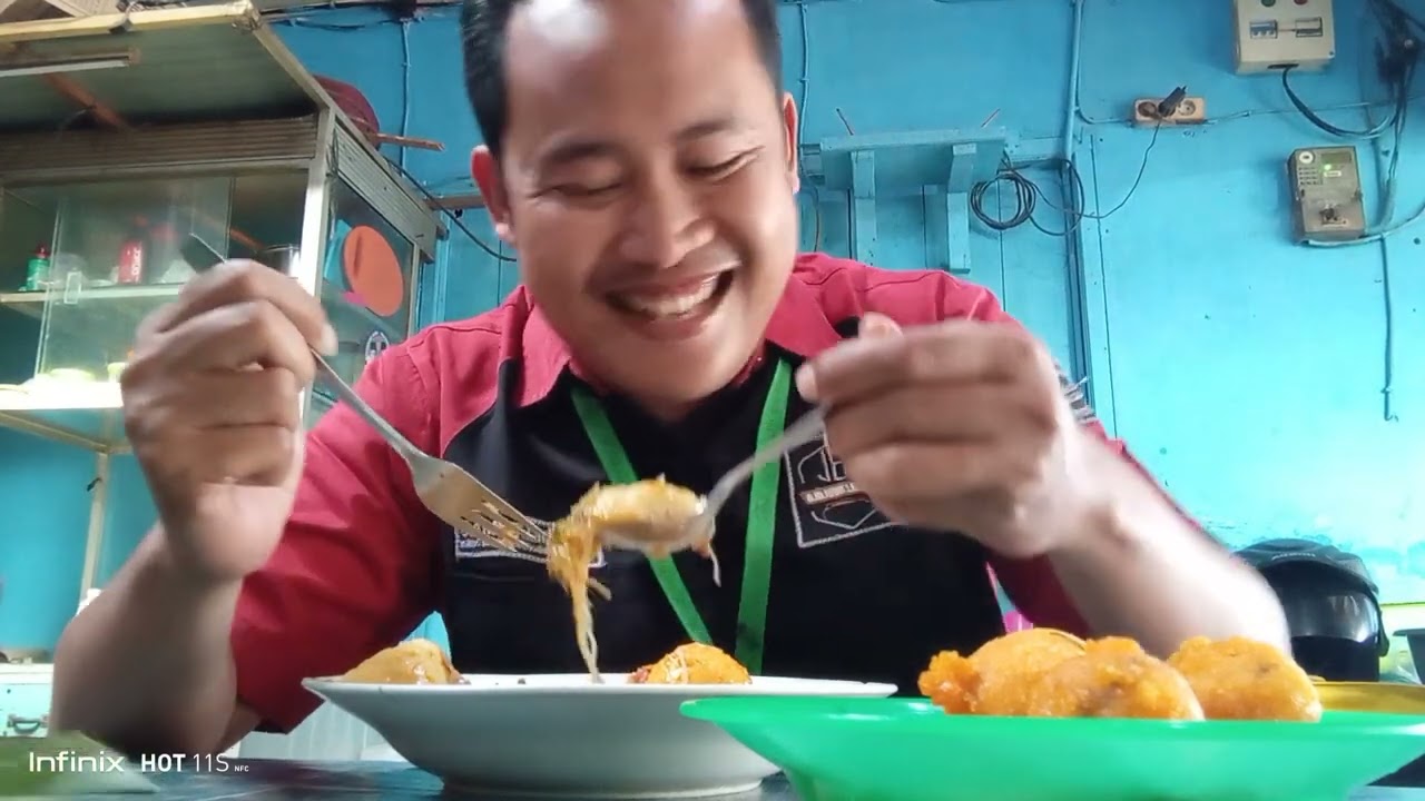 LONTONG PADANG TERENAK DIKOTA MEDAN LONTONG GULAI PAKU ALIAS GULAI PAKIS... GOKIL ENAK BANGET