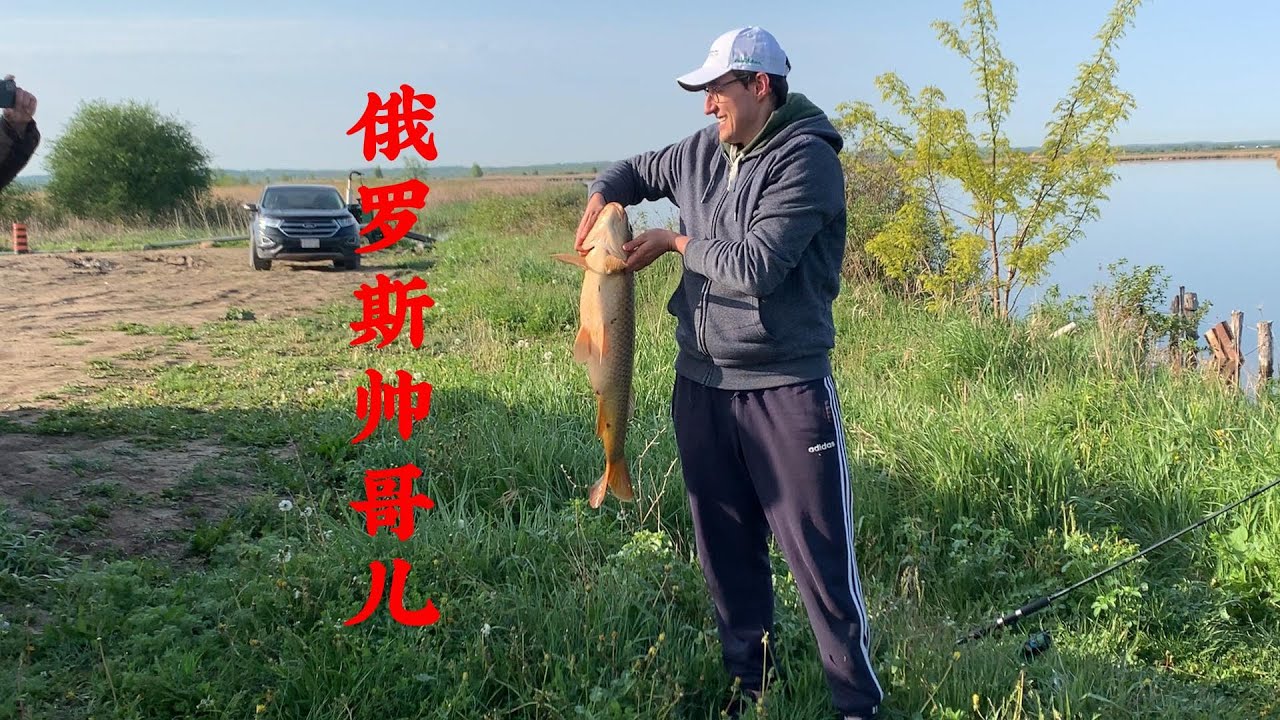 加拿大多伦多附近的这条河有很多大鲤鱼，小伙儿中了一条14斤多的大鲤鱼，太高兴了