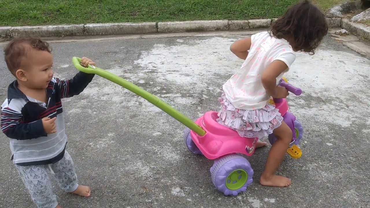 Davi empurrando a Sarah no velotrol ( bebê aprendeu a andar )