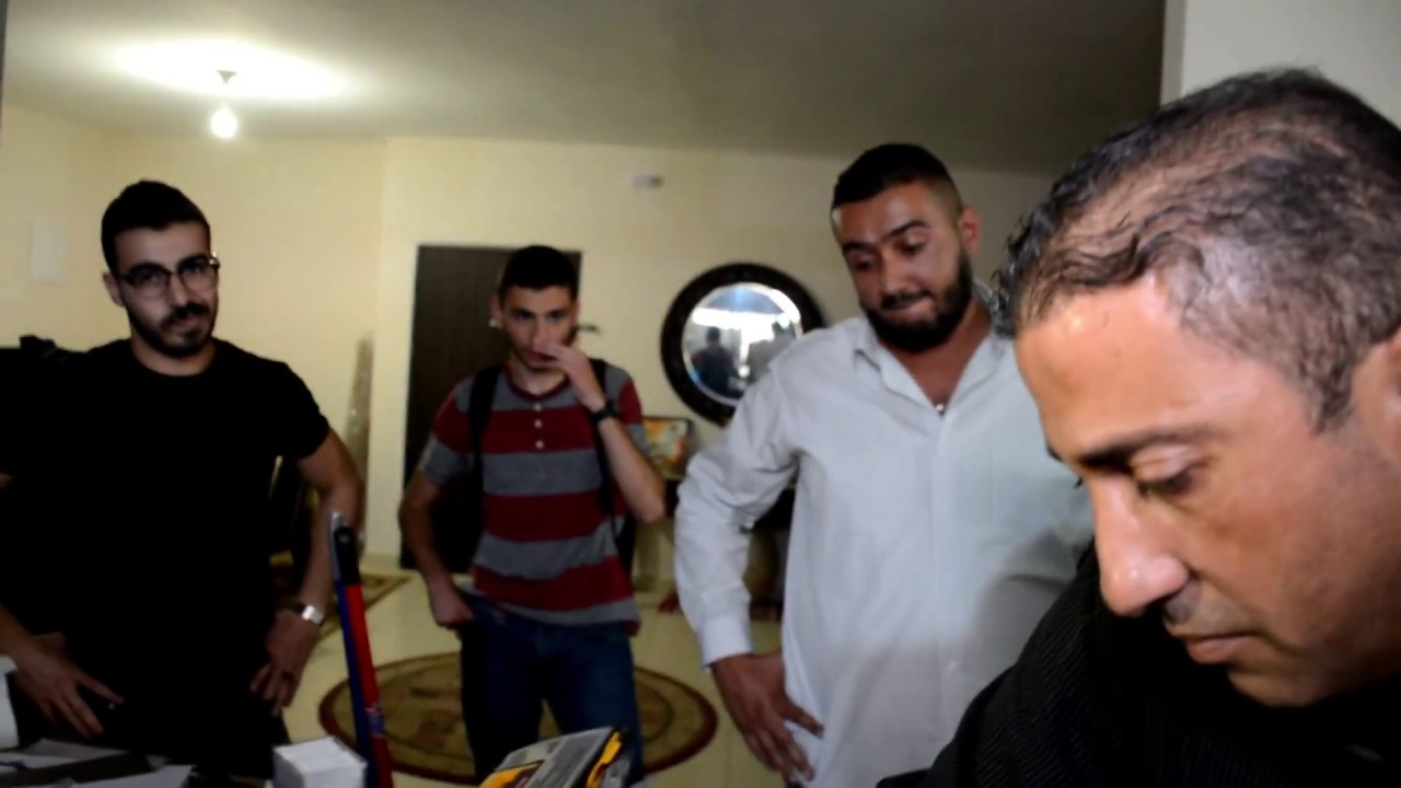 اخراج افعى من داخل منزل لها ٤ ايام تتنقل بين الغرف مع جمال العمواسي