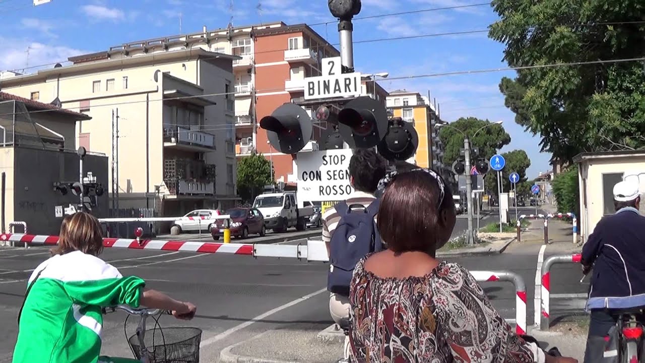 Passaggio a livello con semibarriere di via canale molinetto in HD - Ravenna