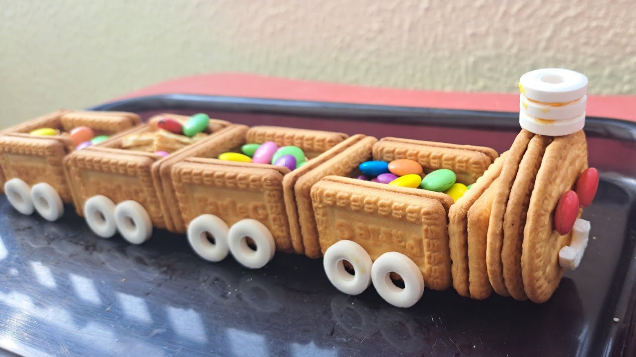 Biscuit train making ideas || viral Biscuit train kese banaye || easy Biscuit train🫓