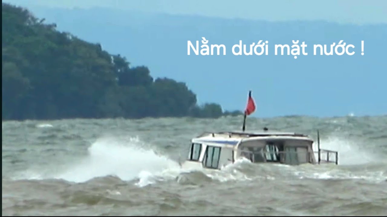 Bão số 4/ Tàu cao tốc bất ngờ đi nhanh bay lên mặt nước