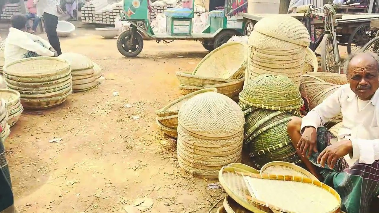 ২০০ বছরের ঐতিহ্যবাহী  ঘিওর হাটের চিত্র 