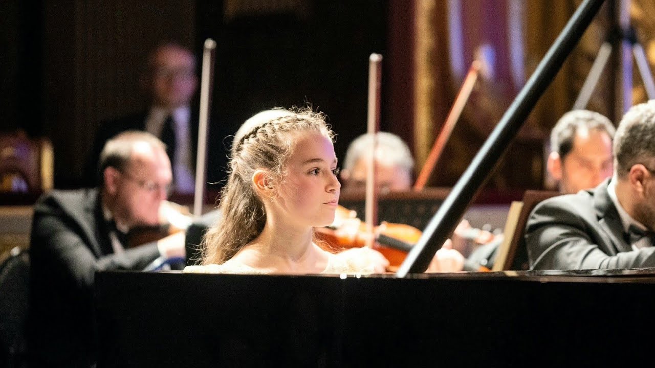 Nora (13) plays Liszt Gnomenreigen as an ENCORE at the VMP opening concert.