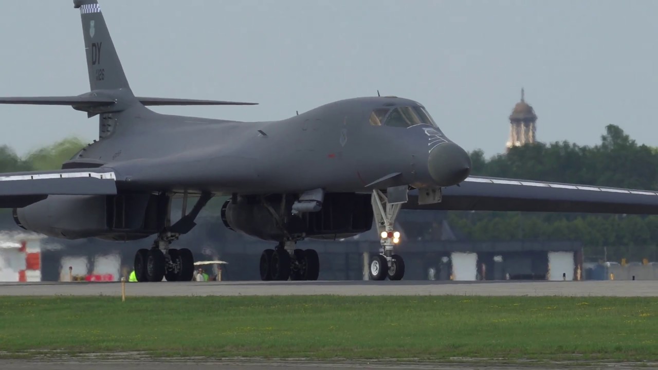 Рокуэлл Интернешнл B-1 «Лансер» взлетает