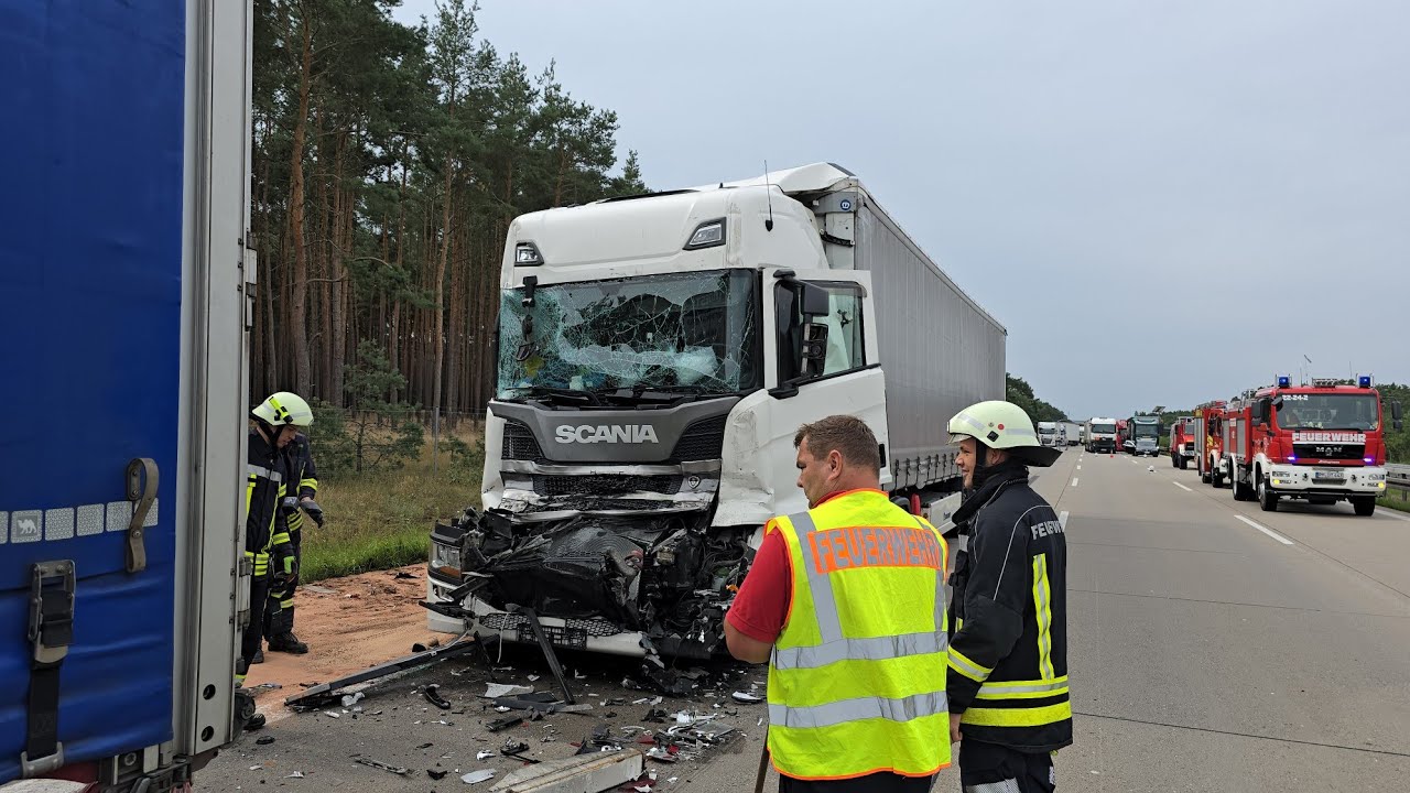 Schwerer LKW Unfall am Stauende. LKW fährt nahezu ungebremst auf anderen LKW und verteilt sich