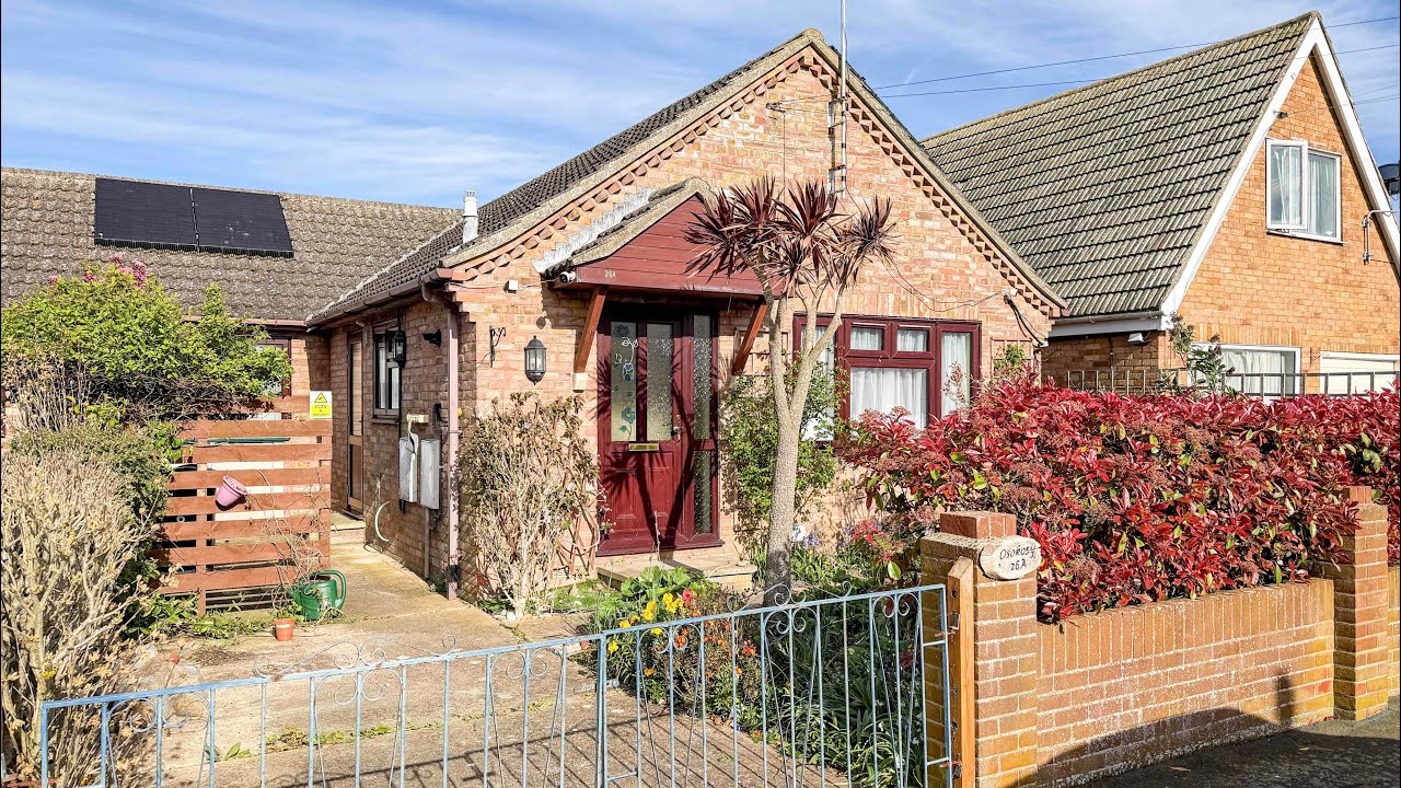 CAVITY BRICK BUNGALOW IN JAYWICK VILLAGE - Spacious Rooms & Move In Ready Condition - 250m To Beach
