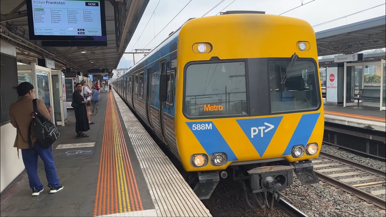 Metro Comeng Arriving & Departing Richmond Station to Frankston