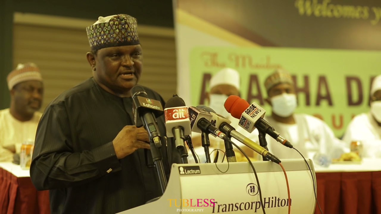 Майор Хамза Аль Мустафа (главный военный) рассказывает покойному военному главе государства... о ...