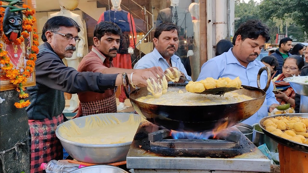 Crazy Rush for Pakoda | Delhi's Popular Ram Ladoo | Indian Street Food