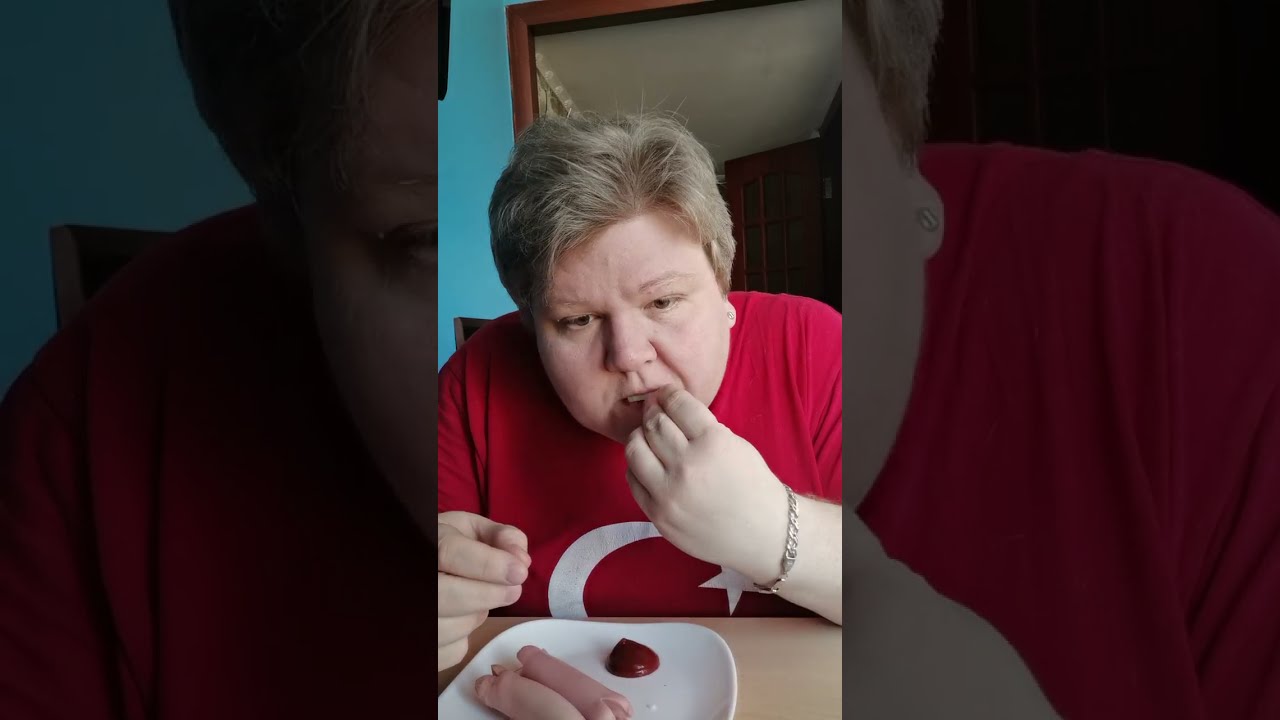 Завтрак: сосисончики с кетчупом, пирожное лимонное, пирожное картошка 