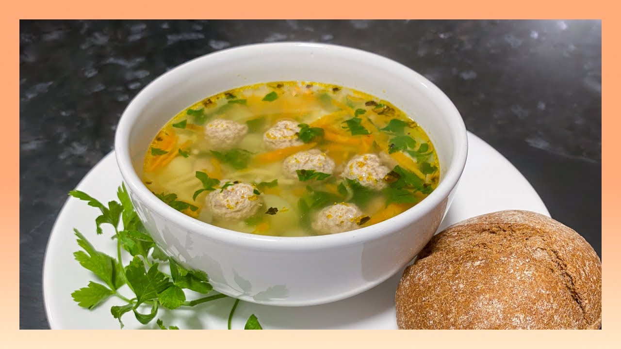 Sopa de albóndigas con fideos