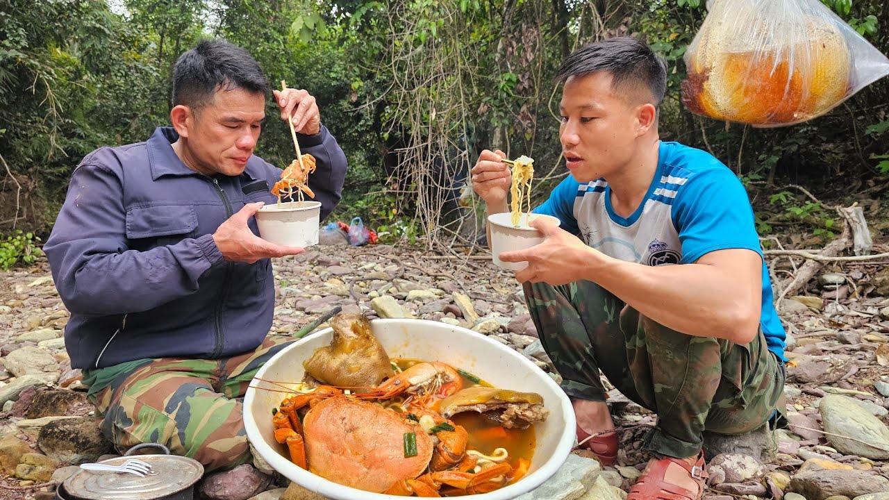 BỮA ĂN NHANH CỦA NGƯỜI MIỀN N&Uacute;I KHI V&Agrave;O RỪNG KIẾM MẬT ONG !