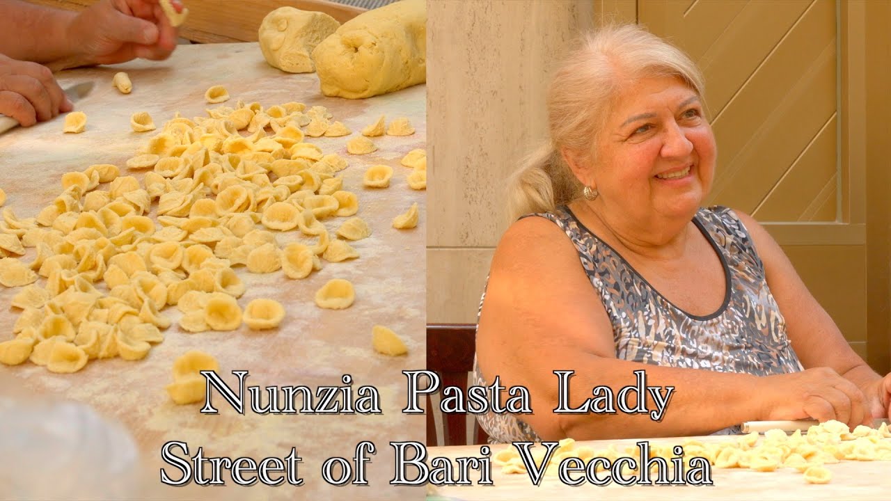 Она готовит пасту на улице уже 60 лет! Королева пасты ореккьетте в Бари, Апулия